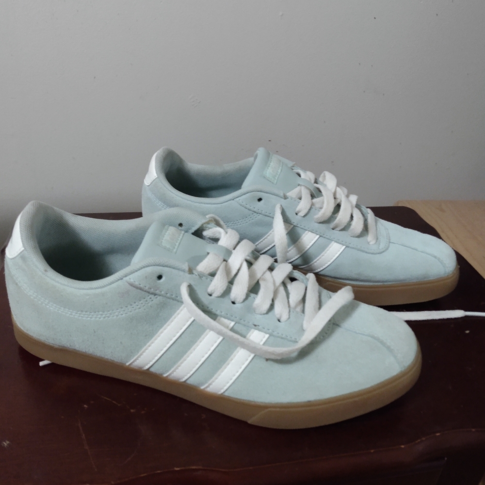 Women's Adidas sneakers